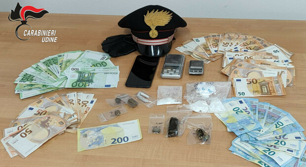 Trovato con cocaina, hashish, bilancini di precisione e 8mila euro: 50enne arrestato