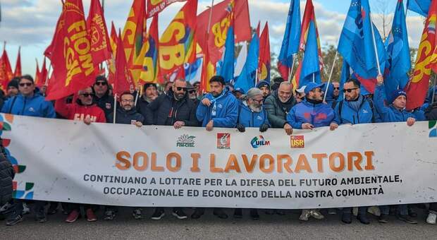 Ex Ilva, la protesta dell'indotto: operai, sindacati e associazioni in corteo