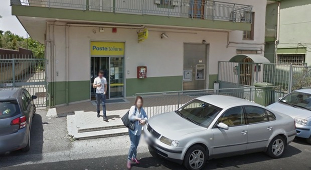 Rapina all'ufficio postale, banditi in fuga con mille euro