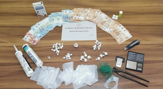 Contursi, arrestato spacciatore: sequestrati 60 grammi di cocaina e denaro