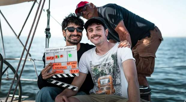 L’attore anconetano Daniele Vagnozzi tra i protagonisti del film “La spiaggia dei gabbiani”: «È una commedia in barca a vela»