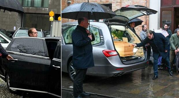 A sinistra Paolo Berlusconi mentre sale in auto. L'uscita della bara