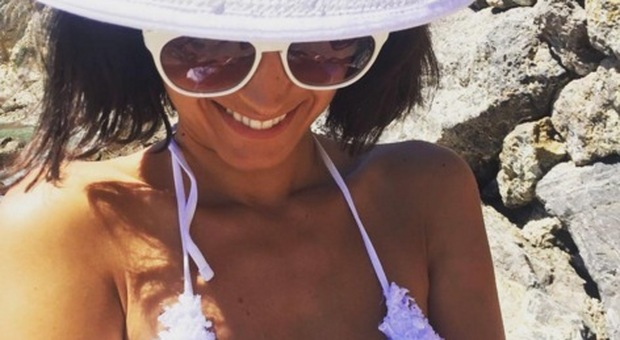 Caterina Balivo, sexy mamma in vacanza: il bikini è super hot