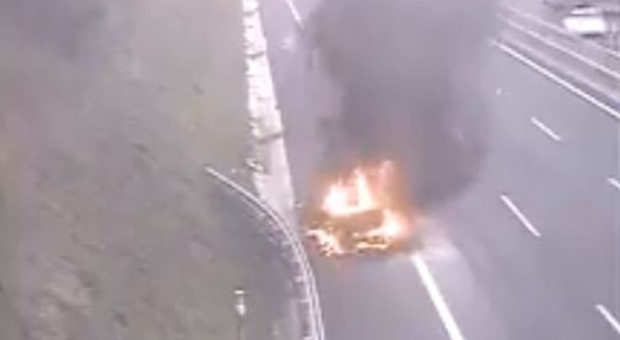 Auto in fiamme sul Gra: traffico in tilt da Boccea alla via del Mare