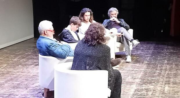 Gli attori di “Mare Fuori” sul palco del Ventidio: Ferrera, Pirozzi e Panarella hanno parlato dei loro progetti futuri