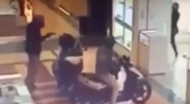 Rapina da film al centro commerciale, entrano in scooter e armati per un colpo in gioielleria
