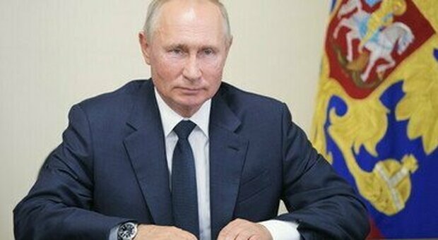 Omicron, Putin ottimista: «Potrebbe essere un vaccino naturale che avvicina la fine della pandemia»
