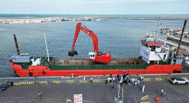 San Benedetto, è attraccato il primo dei tre pontoni che entreranno in servizio. «Un intervento epocale»