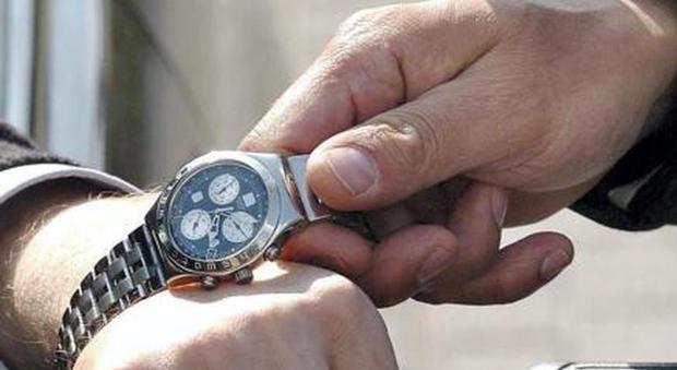 «Nonno, che ore sono?»: due rom sfilano prezioso Rolex all'85enne