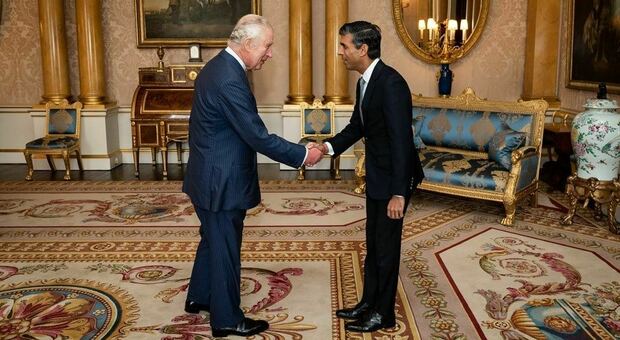 Re Carlo III accoglie il nuovo primo ministro Rishi Sunak: la stretta di mano a Buckingham Palace