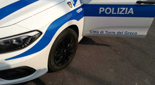 Torre del Greco, rubano due scooter e fuggono inseguiti dalla polizia municipale