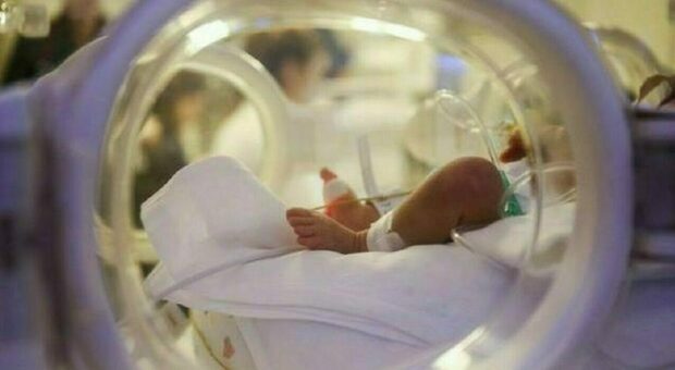 Neonato malato trasferito al Bambino Gesù dall’Inghilterra, presto l'operazione. I genitori: «Lì i medici ci avevano detto di abortire»