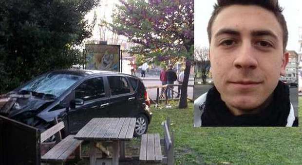 Auto travolge coppia di fidanzati su una panchina: lui, 17 anni, muore