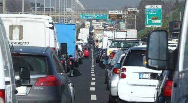 Roma, auto in fiamme su grande raccordo anulare: traffico in tilt sulla via del Mare