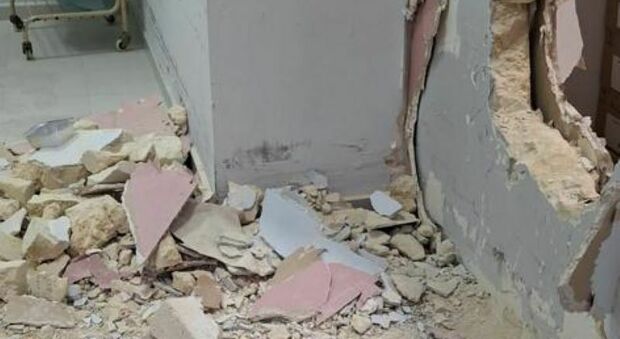Ladri all'ospedale San Marco di Grottaglie: parete sfondata e farmacia svuotata