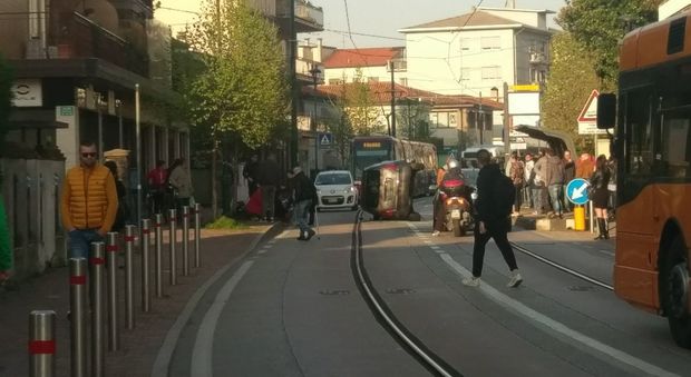 Auto ribaltata sul fianco in mezzo alle rotaie del tram. Tutto bloccato