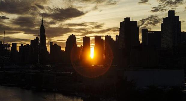 New York, torna la magia del Manhattanhenge: quando il sole si allinea alle strade