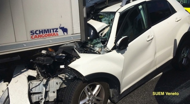 Schianto contro un camion: auto schiacciata. Un morto e due feriti