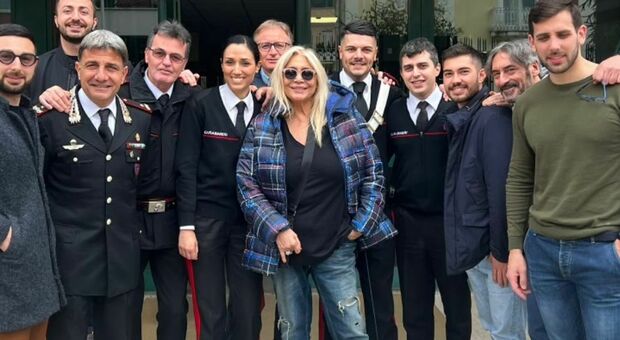 Mara Venier dai carabinieri dopo le offese ricevute da Mediaset: «Aspettando scuse anche private»
