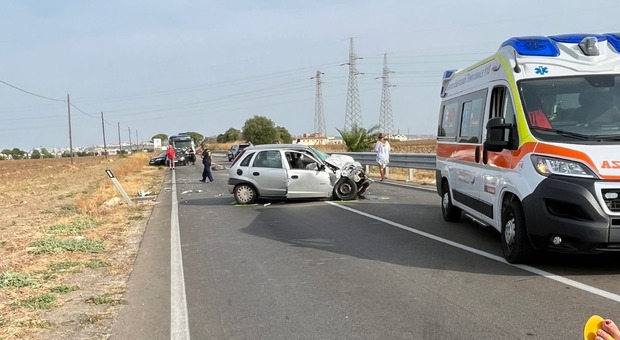 Incidente tra auto e bus di linea e il pullman esce di strada: almeno sei feriti