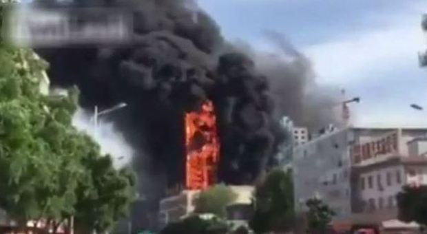 Violento incendio in un grattacielo: l'edificio distrutto dalle fiamme in pochi secondi -Guarda