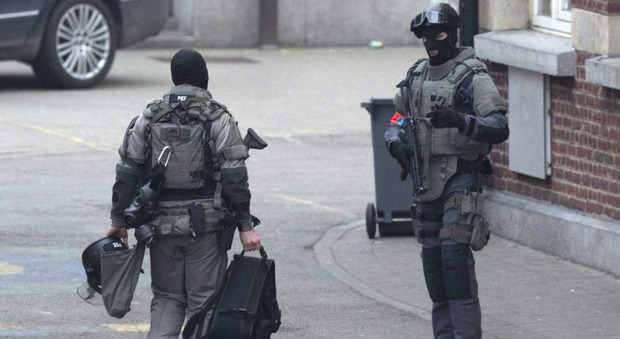 Parigi, arrestato un uomo in periferia: «Preparava attentato»