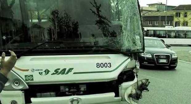 Fiat 500 contro autobus Saf: ferite mamma, nonna e bimbo di 3 anni