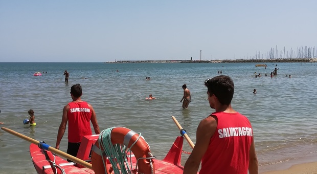 San Benedetto, finisce in una buca turista soccorso da due bagnini