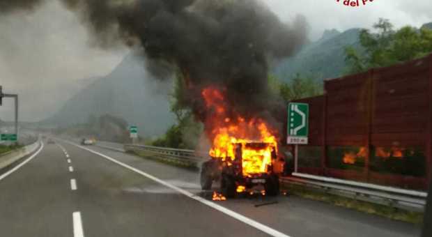 La jeep in fiamme sull'A27