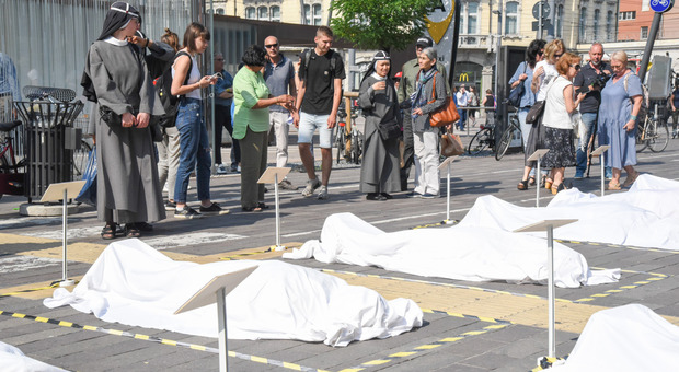 Padova. Cadaveri di migranti stesi sul piazzale della stazione: la provocazione dell'artista