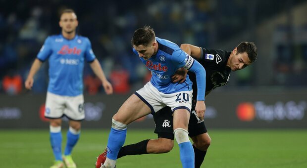 Juve-Napoli, azzurri a Torino ma tre calciatori sono stati messi in quarantena dall'Asl: Zielinski, Lobotka e Rrahmani