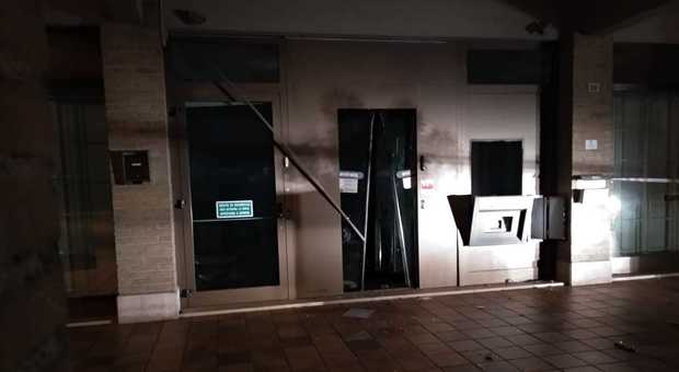 Un botto alle 4: residenti giù dal letto: sradicato il bancomat della banca di Cividale