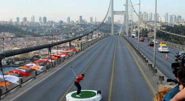 Ponte sul Bosforo chiuso per la foto-impresa di Tiger Woods: traffico in tiltt, cittadini infuriati