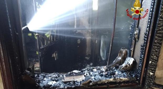 Il magazzino distrutto dall'incendio a Mirano