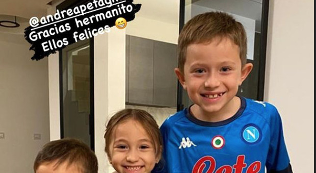 Napoli, i regali di Petagna al Papu: i figli di Gomez con la maglia azzurra