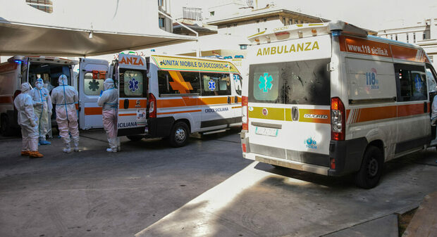 Focolaio di Covid all'ospedale di Palermo: «14 contagiati tra medici e infermieri»