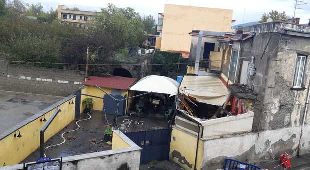 Maltempo, crolla la tettoia della pizzeria nel Napoletano: cinque feriti, uno è in ospedale