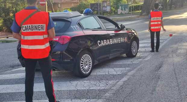Falconara, sorpresi dai carabinieri a smontare i pezzi di un autocarro: due denunciati