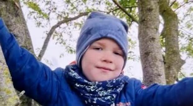 Arian, bimbo autistico di 6 anni scomparso in Germania: palloncini e orsetti in punti strategici per attirarlo. Anche l'esercito al lavoro