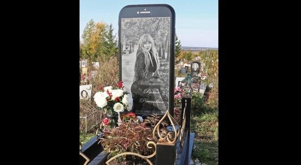 Una lapide a forma di iPhone gigante per una ragazza morta a 25 anni: lavorava per la Apple