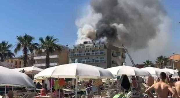 Scoppia l'incendio nell'albergo: dipendenti e vigili del fuoco intossicati
