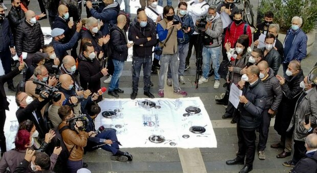 Covid a Napoli, la protesta dei ristoratori: coperti apparecchiati per terra