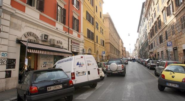 Roma, aggredisce passante con un bastone per rubargli il cellulare