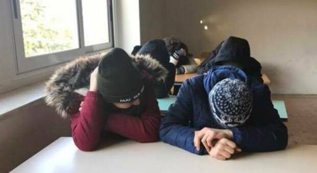 Scuola "Pavese", dopo la denuncia di Leggo arriva il bypass ai riscaldamenti rotti: i bimbi possono tornare in classe