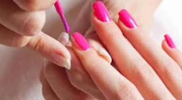 Manicure e pedicure esasperate danneggiano la crescita delle unghie