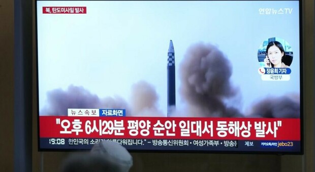La Corea del Nord lancia tre missili balistici. Cina, manovre militari vicino a Taiwan