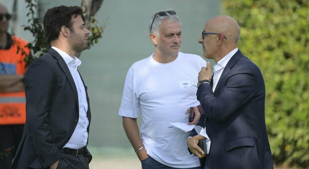 Il general manager della Roma Tiago Pinto a colloquio con Mourinho e Vincenzo Vergine (responsabile del Settore Giovanile)