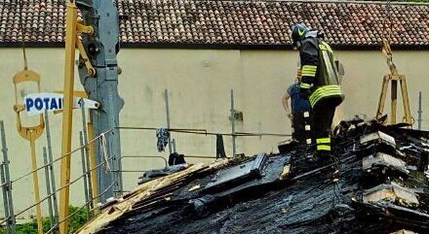 Paura a Cittadella: lavori sul tetto, scoppia un incedio, gravi danni