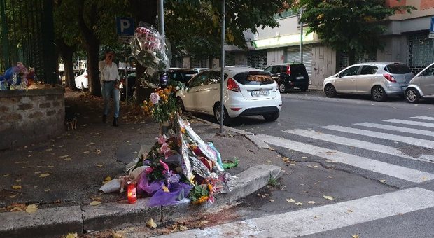Fiori sul marciapiede dove è stato ucciso Luca Sacchi