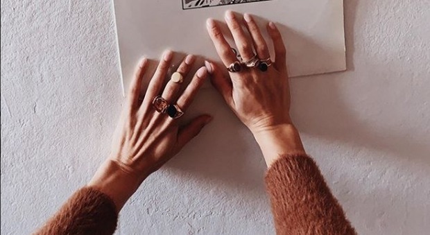 Un anello per ogni dito come Levante, il must have della primavera spopola su Instagram